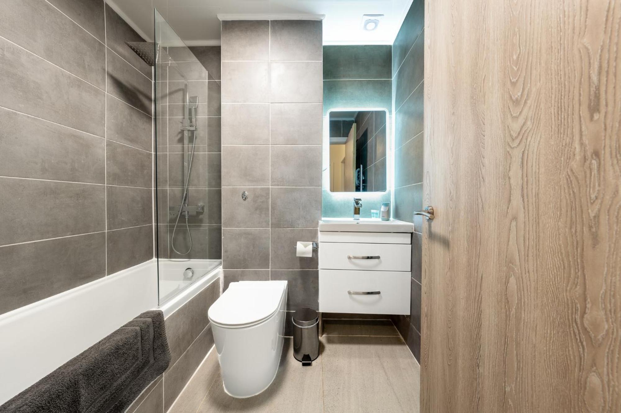 Apartmán Ashview 6 - Heathrow - Windsor - Free Parking Staines-upon-Thames Exteriér fotografie